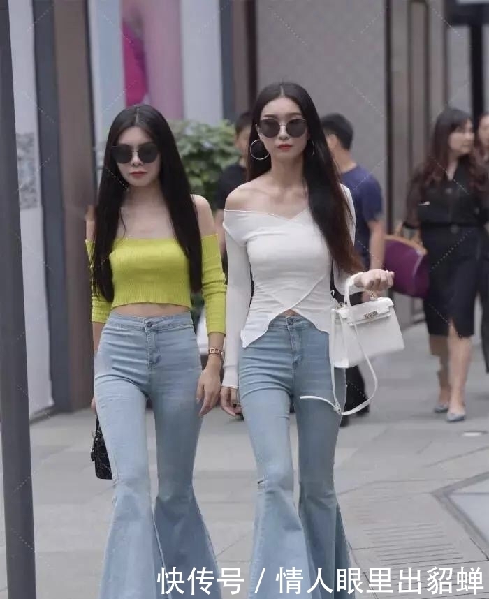 喇叭裤|似带如丝柳,团酥握雪花,浅蓝色喇叭裤巧穿搭演绎的并蒂仙莲之美