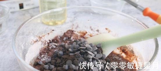 适合爱吃巧克力人的一道甜品，做法也很简单，好吃极了！