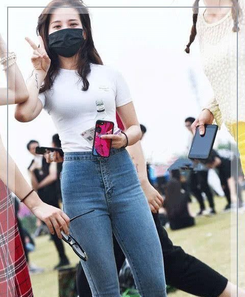 时尚界 小姐姐紧身牛仔裤穿着优雅,搭配简洁,显得更时尚、更美观