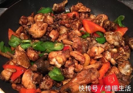 农家传统干炒鸡，做法简单用料讲究，鸡肉嫩滑入味有嚼头，解馋