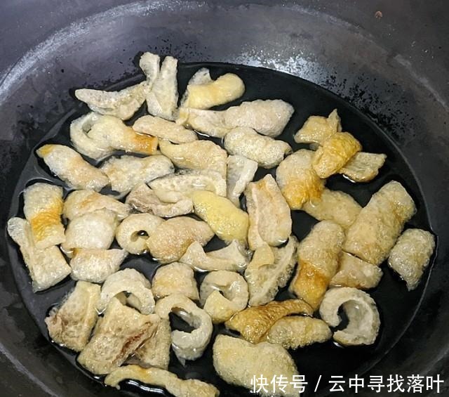 黄豆芽猪皮炖粉条，猪皮软糯、豆芽清香、粉条滑爽