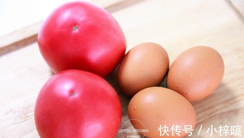 西红柿炒鸡蛋新做法，没放一滴油，用水炒蛋，口感滑嫩，热量更低