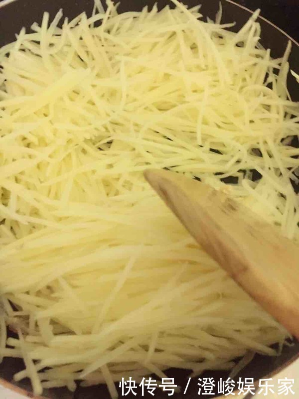炒土豆丝,有人焯水有人直接炒全错了,这才是土豆丝正确的做法