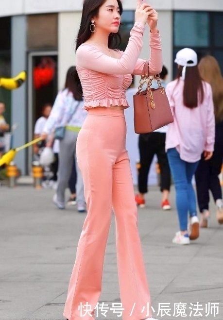 美女|美女穿搭：时尚女生喇叭裤穿搭，衬托气质女人味，时髦又洋气！