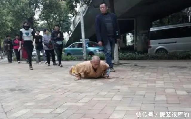 通慈法师:身穿百衲衣,三步一叩拜,苦行八年,只为心中大愿
