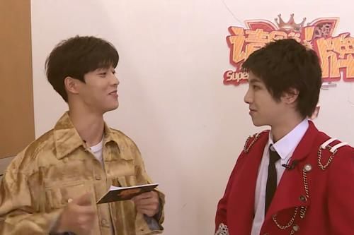 蓝台派新人记者参访华晨宇,却因为坐姿受到吐槽,怎么这么不知道尊重人呢