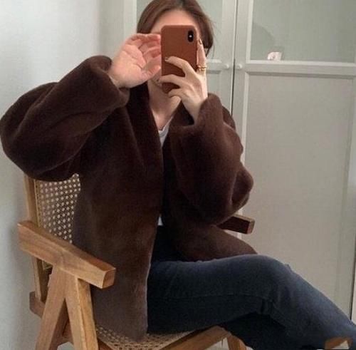 冬天穿衣别凑合，抗风御寒的毛绒单品要会选，时髦实用两不误