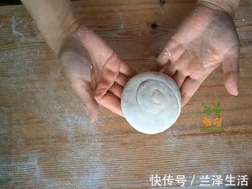 电饼铛|冬季试试这小吃,外皮酥香掉渣,内里多层料足,咬一口满嘴香