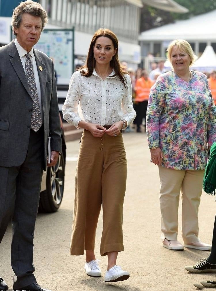 发福|凯特妹妹产后半年发福!首次穿阔腿裤暴露身材短板,姐姐身材完胜