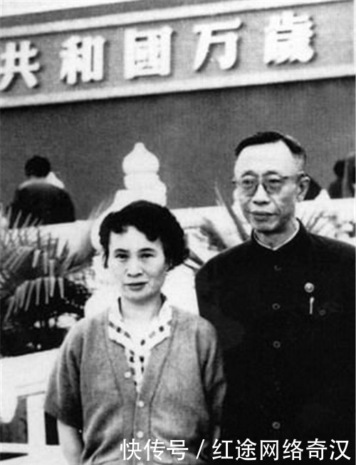 太监|溥仪改造后，去探望在寺庙生活的太监，太监一句称呼让他泣不成声