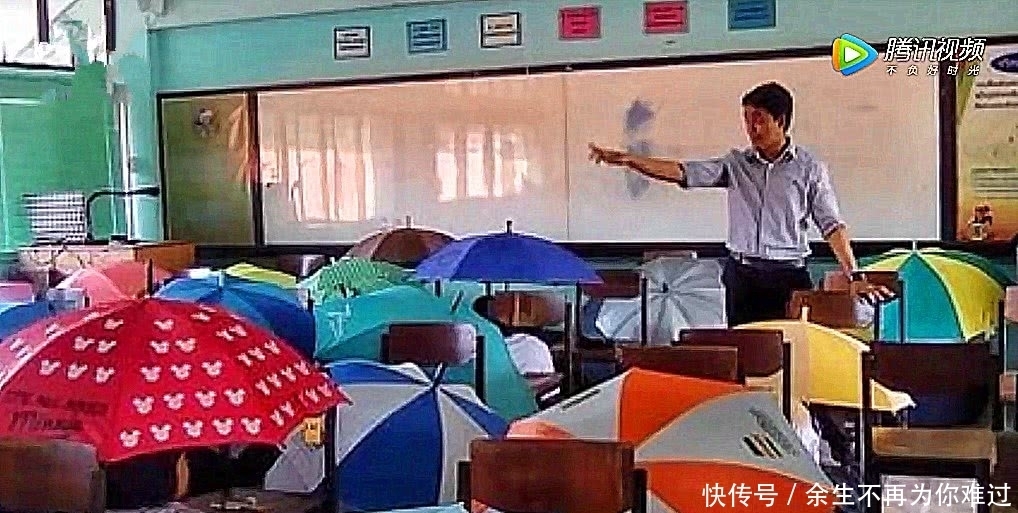 为防止学生考试作弊，老师要求撑着雨伞答题，网友：太奇葩