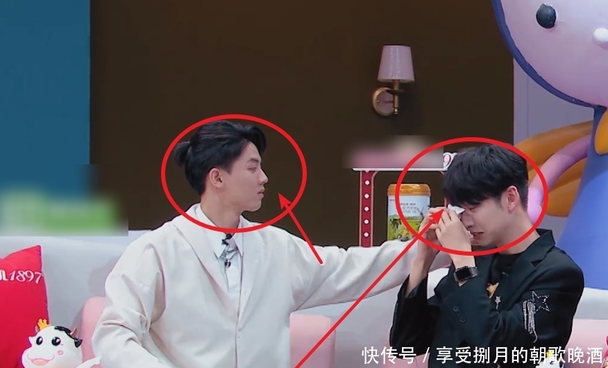 我的小尾巴 周峻纬齐思钧再同框,小狐狸去找小浣熊了,“父母爱情”是真的!