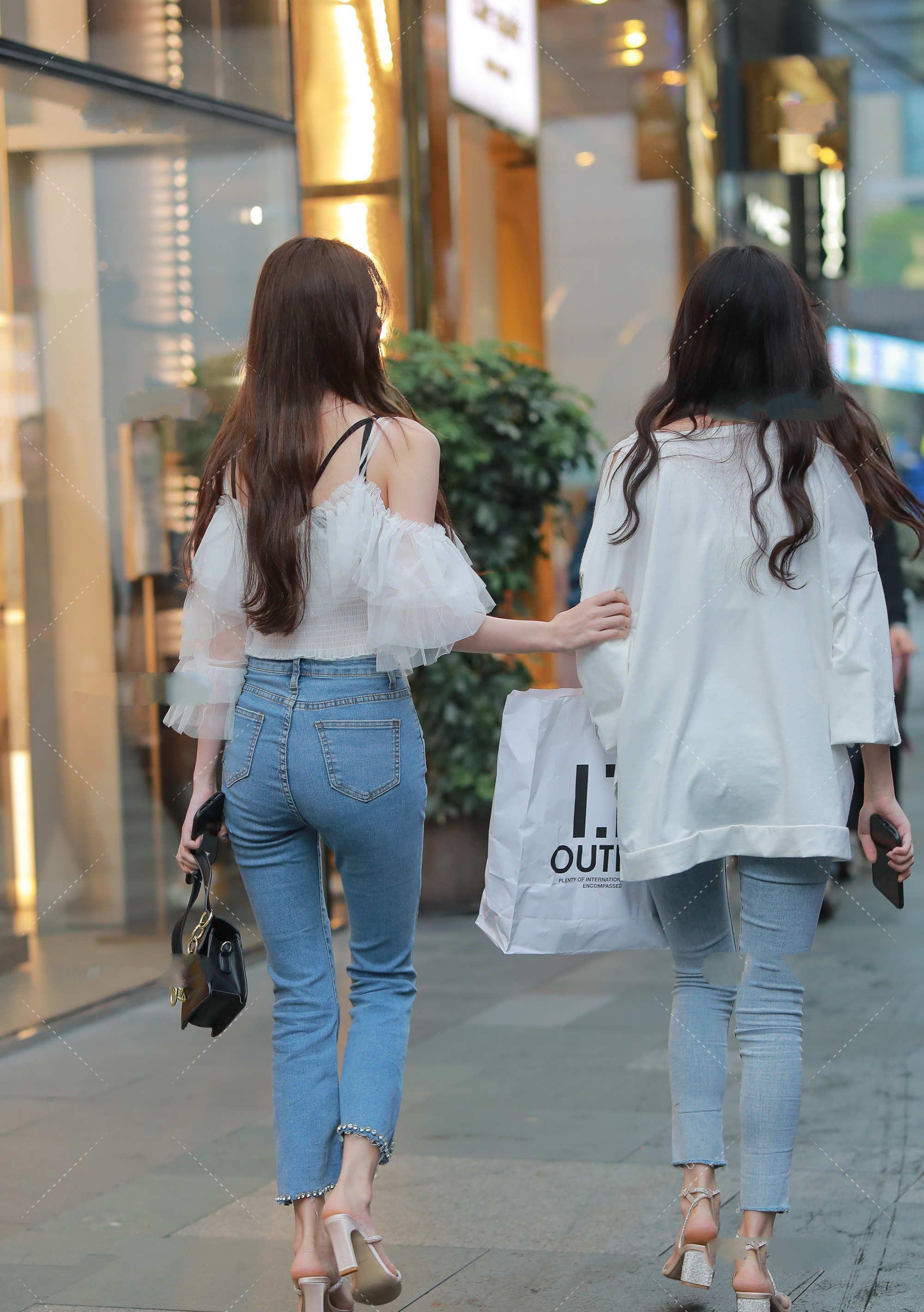 女神范|短款网纱吊带，搭配喇叭牛仔裤，仙气十足，时尚精致，更显女神范