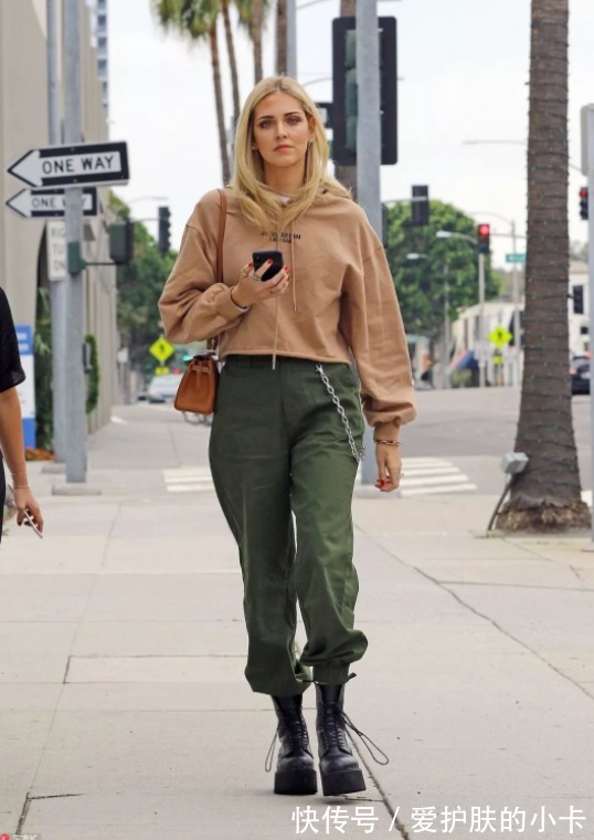 穿搭|别老惦记着阔腿裤了!今年秋天是束脚裤的天下,舒适又显腿长