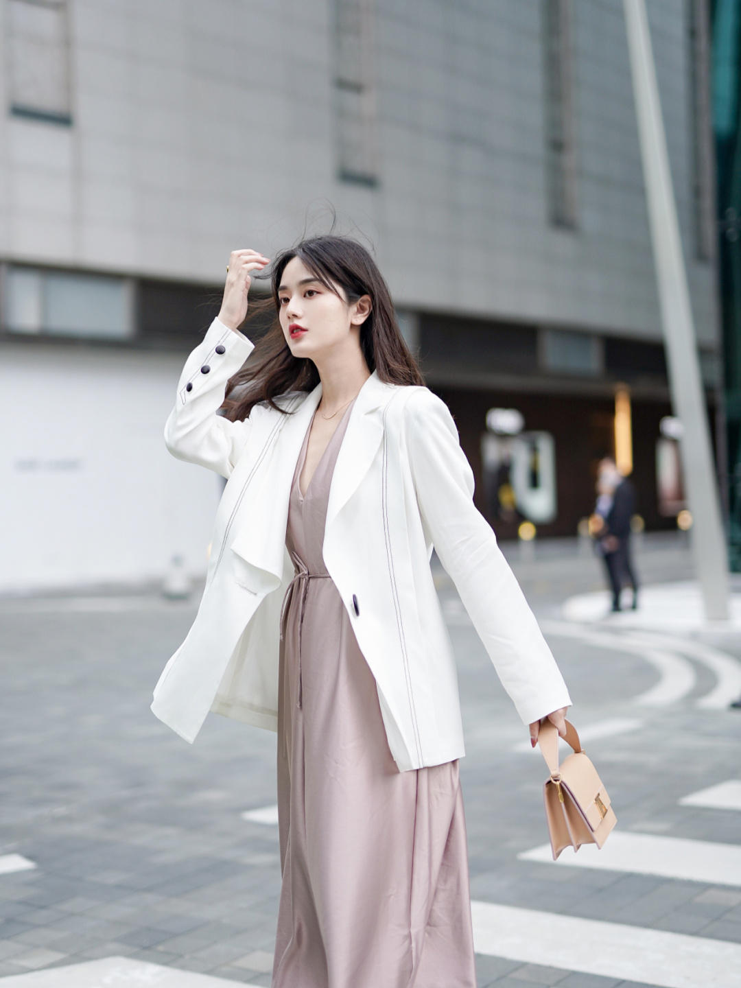 连衣裙 你的衣橱里绝对少不了“西装”,来看潮人的时尚造型,值得借鉴