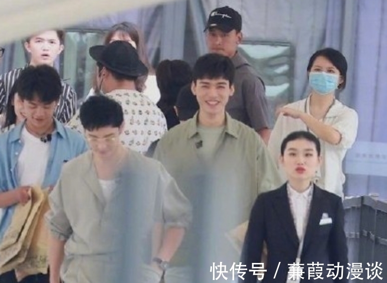 路透|《中餐廳5》曬全家福預熱,龔俊排位亮眼,但卻被丁真姚安娜搶鏡