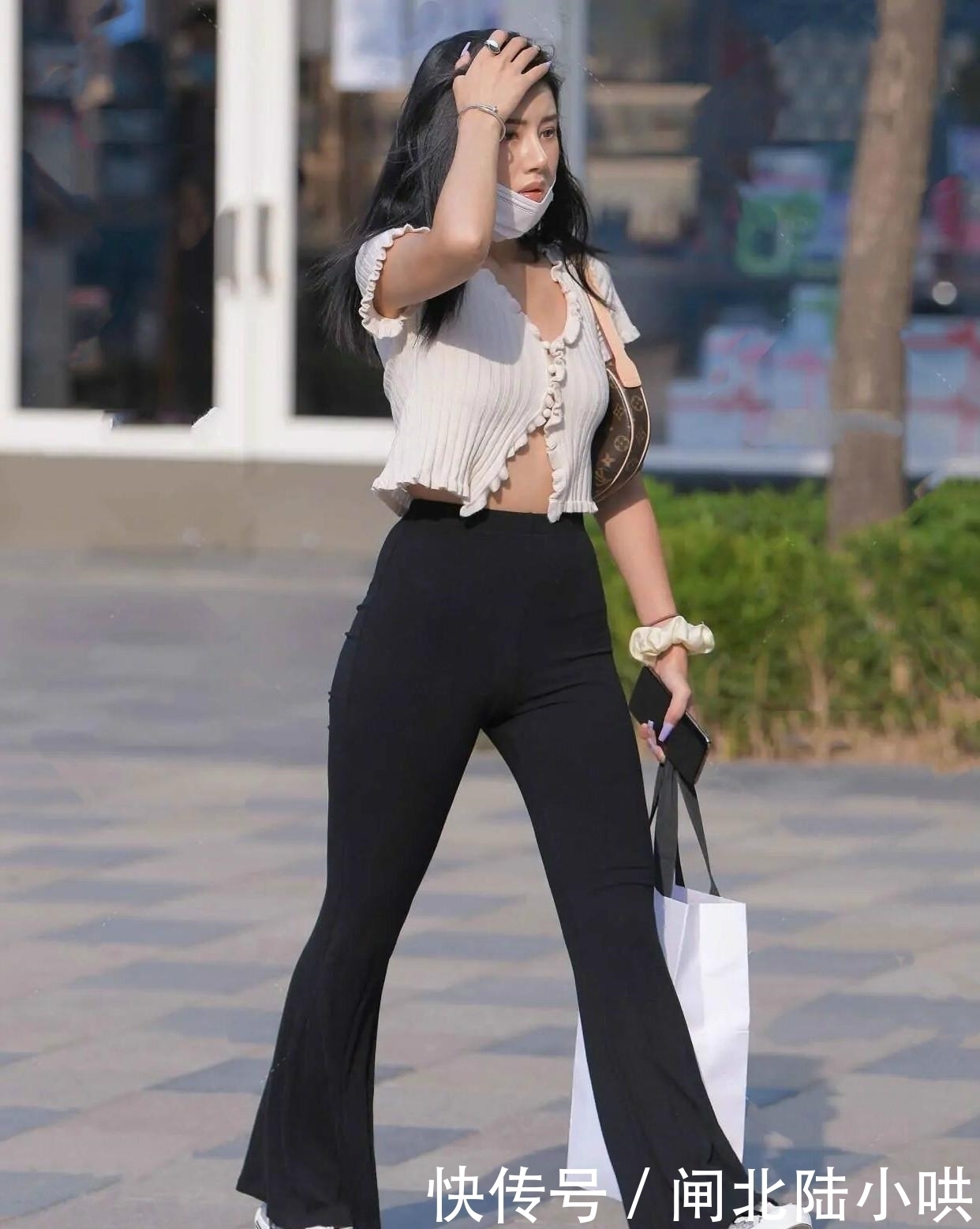 打底裤“失宠”了,如今小黑裤成了“香饽饽”,化解腿粗的烦恼