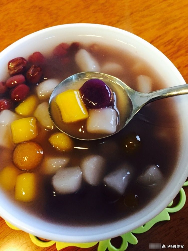 芋圆的解馋做法，色泽动人，唇齿留香，炎热的夏天来一碗，过瘾