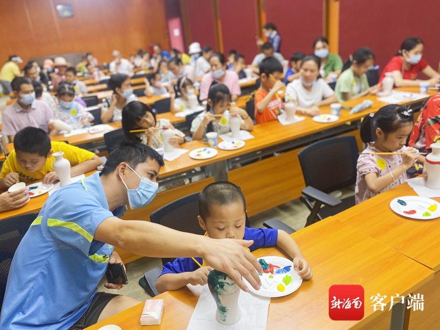 手绘|海南省民族博物馆举办世界文化与自然遗产日活动 邀亲子家庭手绘黎族花瓶