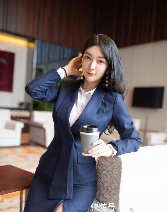 职业套装裙 深蓝色职业套装裙内搭白衬衫，精简干练，潇洒自信！