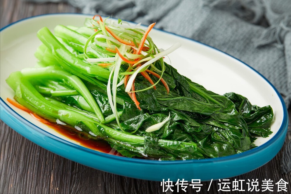 不管炒什么青菜，都不要直接下锅，掌握2个要点，脆嫩翠绿不出水