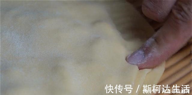 红薯|玉米面这样做真好吃，一擀一煎，5分钟出锅，连吃一个月都不腻