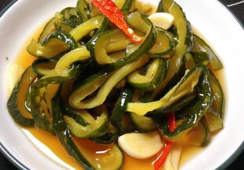 腌黄瓜“2不放1不浇”，酸辣脆爽，开胃又解馋，过年必备