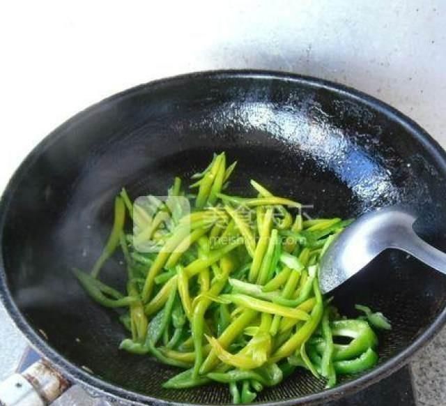 因为原料采用朝天椒,这种朝天椒有淡淡的辛辣味道,但香味很浓