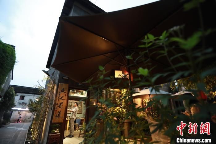 勿忘我@浙江“民间花王”:贩卖浪漫三十载 重现中国文人花道