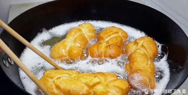 面粉别只会蒸馒头了,加3个鸡蛋,做出创意小吃,比蛋糕油条好吃