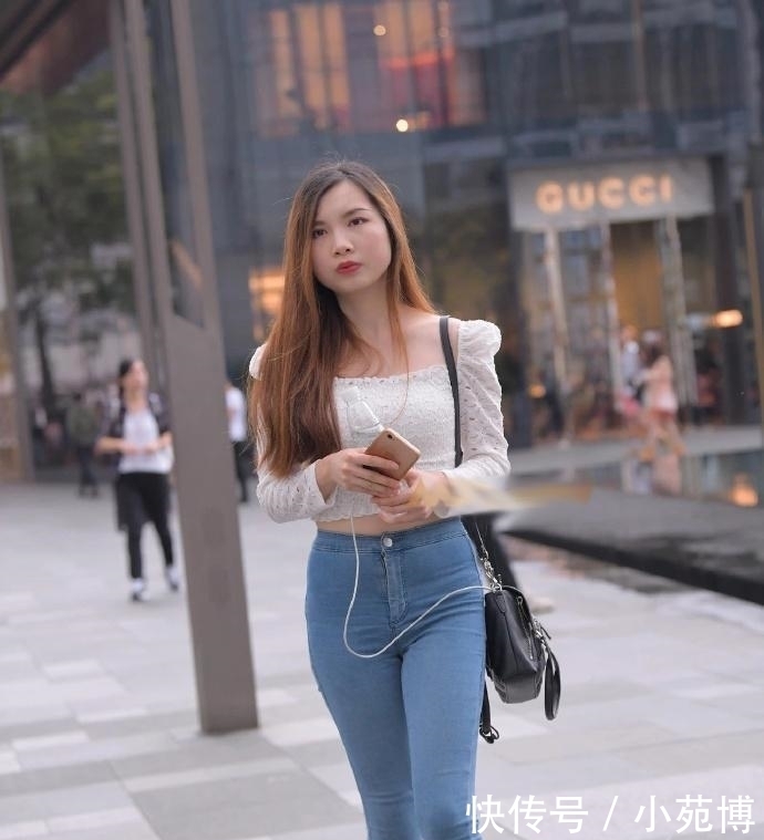 展现|紧身裤都救不了“塌臀”,大神穿低腰,肚脐以下都是腿
