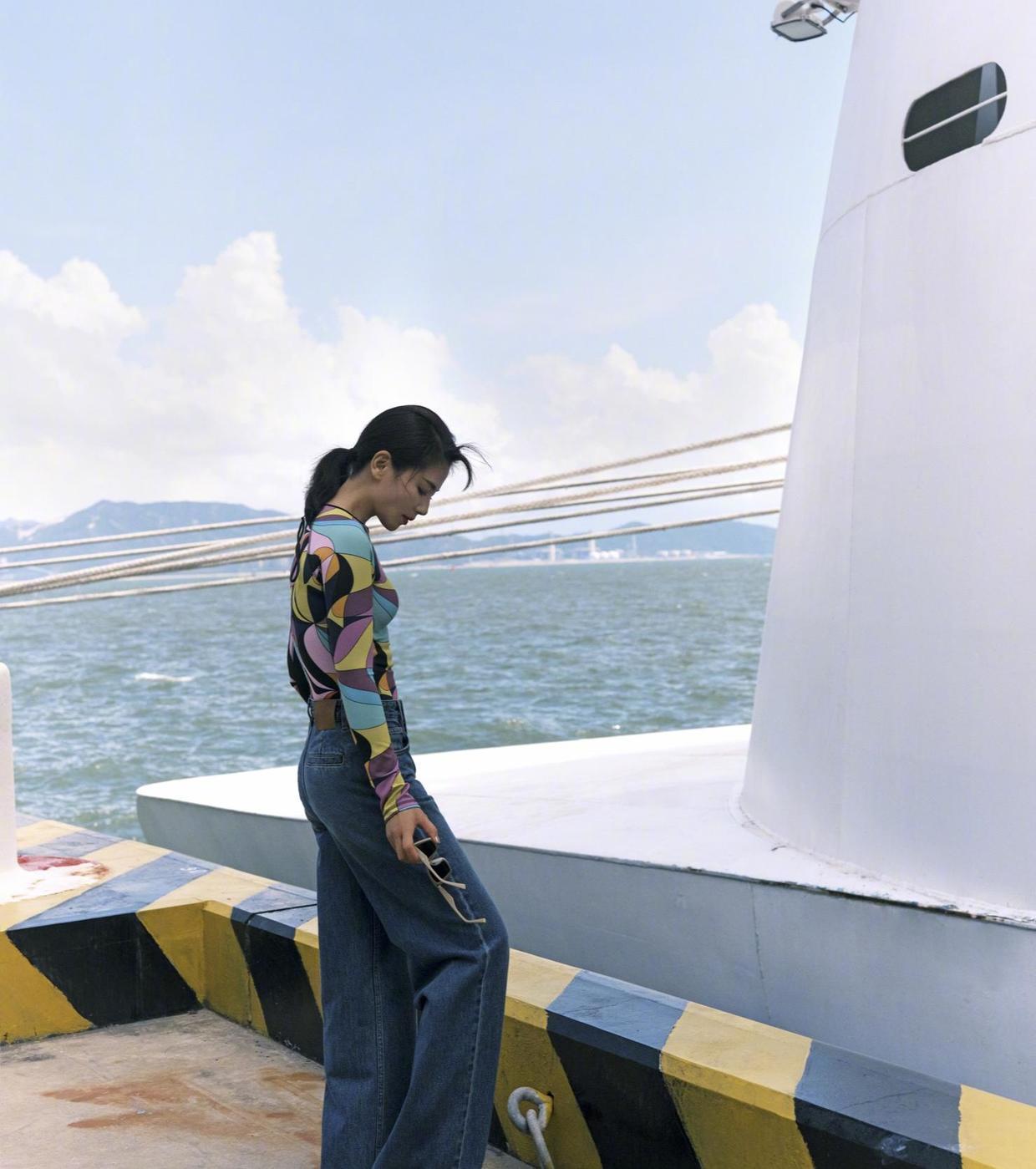 外套|刘涛美得“优雅温婉！穿一袭牛仔拼接色连衣裙拍时尚大片，超洋气