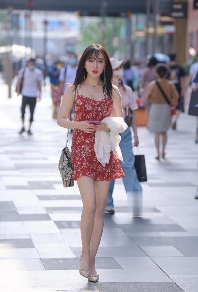 时尚穿搭，美女搭配米色的高跟长靴，经典又不失时尚格调