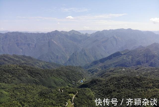 巴山大峡谷|航拍夏日的巴山大峡谷，青山连绵起伏耸立云中