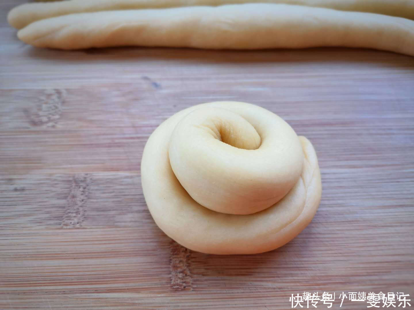 最近面包这个做法火了,家里烤箱都用不上,金黄香甜,松软又拉丝