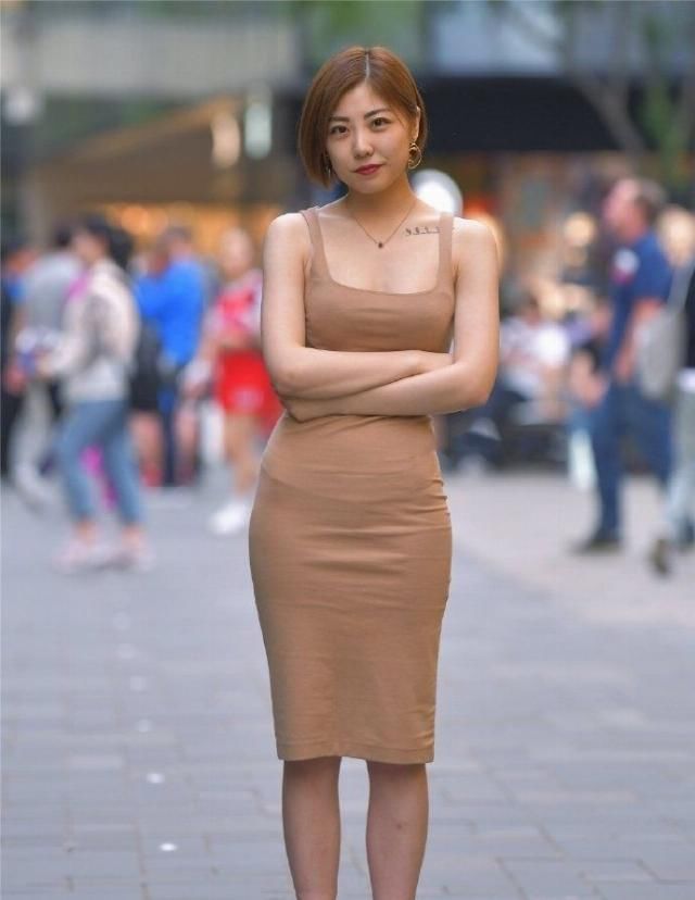 美女街拍纯色系列的吊带裙,被美女们穿的优雅气质,美得高级