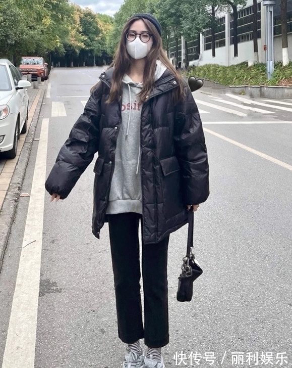 阔腿裤 为什么劝你穿羽绒服少配打底裤,看看今年流行的这4条裤子,多美