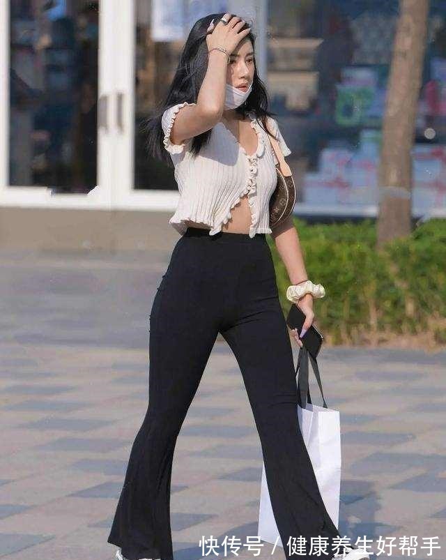 搭配 漂亮的白衬衫配黑色打底裤，百变可爱，身材矮小的女生必选！
