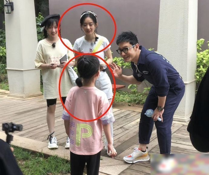 哄娃|赵丽颖录节目却遇到小baby,看清她下意识动作,当妈的都懂