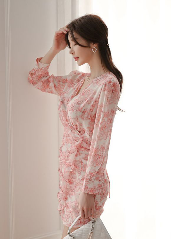 韩国模特孙允珠V领修身裙,性感优雅魅力无穷,网友惊呼太美啦