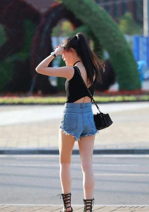 牛仔短裤 元气实足范儿的穿着,虽略显微胖,但依然最引人注目!