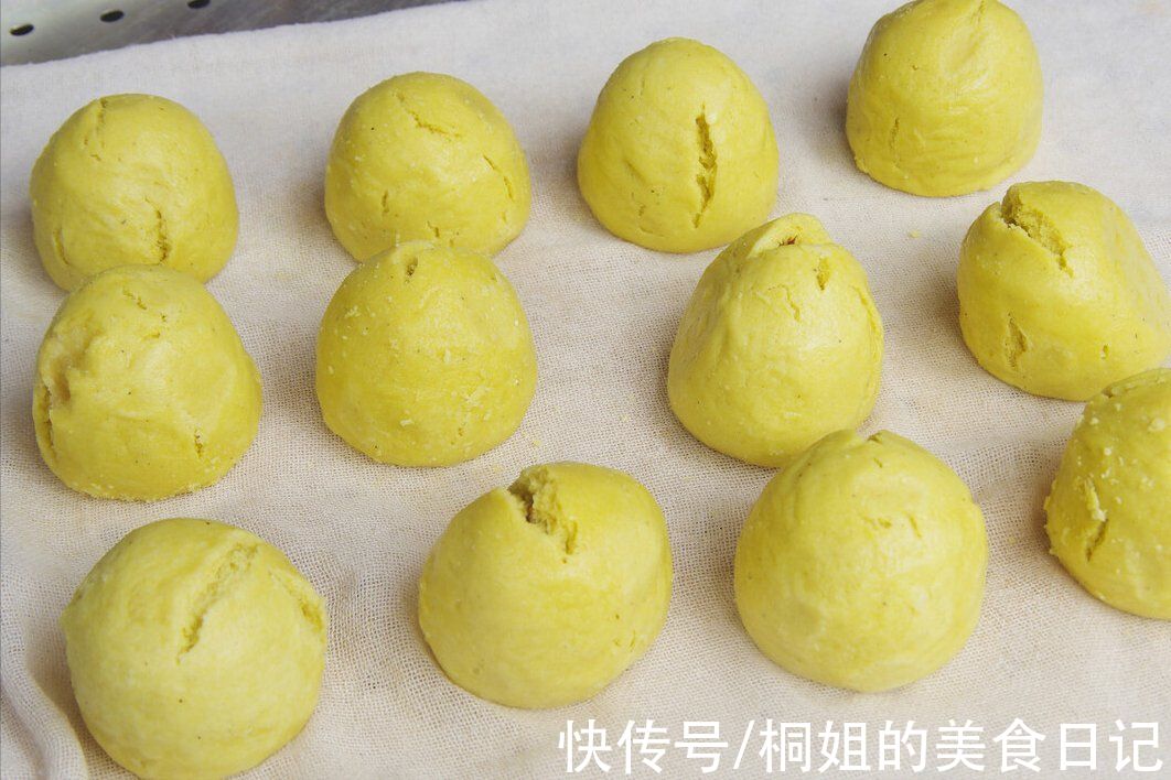 天冷多吃粗粮好处多，做玉米面窝头多放3味料，松软好吃不噎人