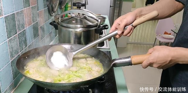 简单的家常菜《萝卜丸子汤》丸子好吃,汤鲜味美的秘密