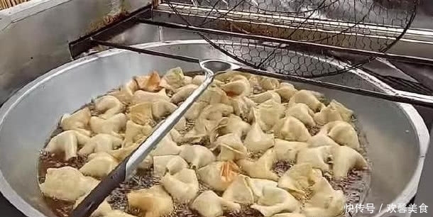 下岗大妈巧卖馄饨，十元一斤生意火爆，食客：比水煮的好吃