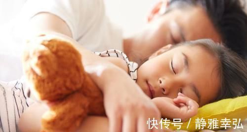 爸妈|一家四口的“睡觉照”火了,画面让人既好笑又心疼:佛系家长