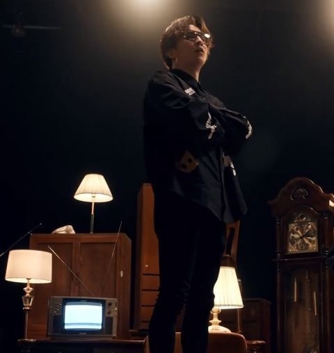 十個薛之謙,抒發(fā)15年的感慨:當(dāng)燈光打在身上,哪有理由不去聲嘶力竭