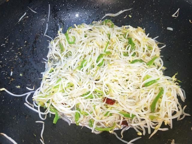 饭店“炒绿豆芽”为啥那么好吃原来多做这1步,豆芽脆爽又入味