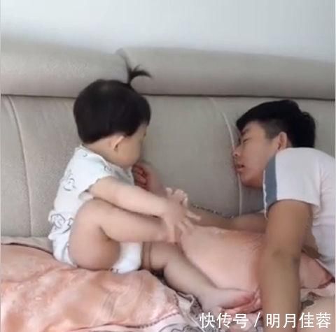 宝爸|女儿抬脚给爸爸闻,宝爸立刻假装被熏倒,宝宝之后的举动笑翻网友