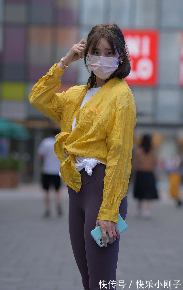 小姐姐 衬衫配打底裤,穿出了秋季清新简约又洒脱的美,休闲时尚又显个性