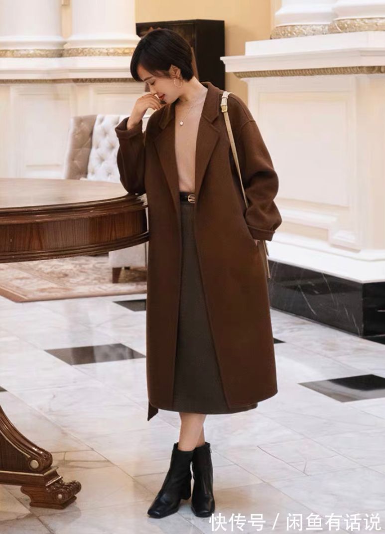 大衣 有气质的中年女人,穿半裙会选“过膝不过踝”,搭配毛衣优雅得体